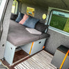 Wohnlicher T5 Bulli Innenraum  dank Carpet Filz von Adventure Truck