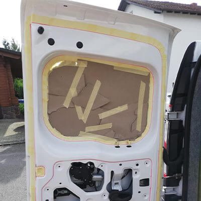 Renault Kango Maxi Hecktüren Fenster abkleben um Sprühkleber anzubringen
